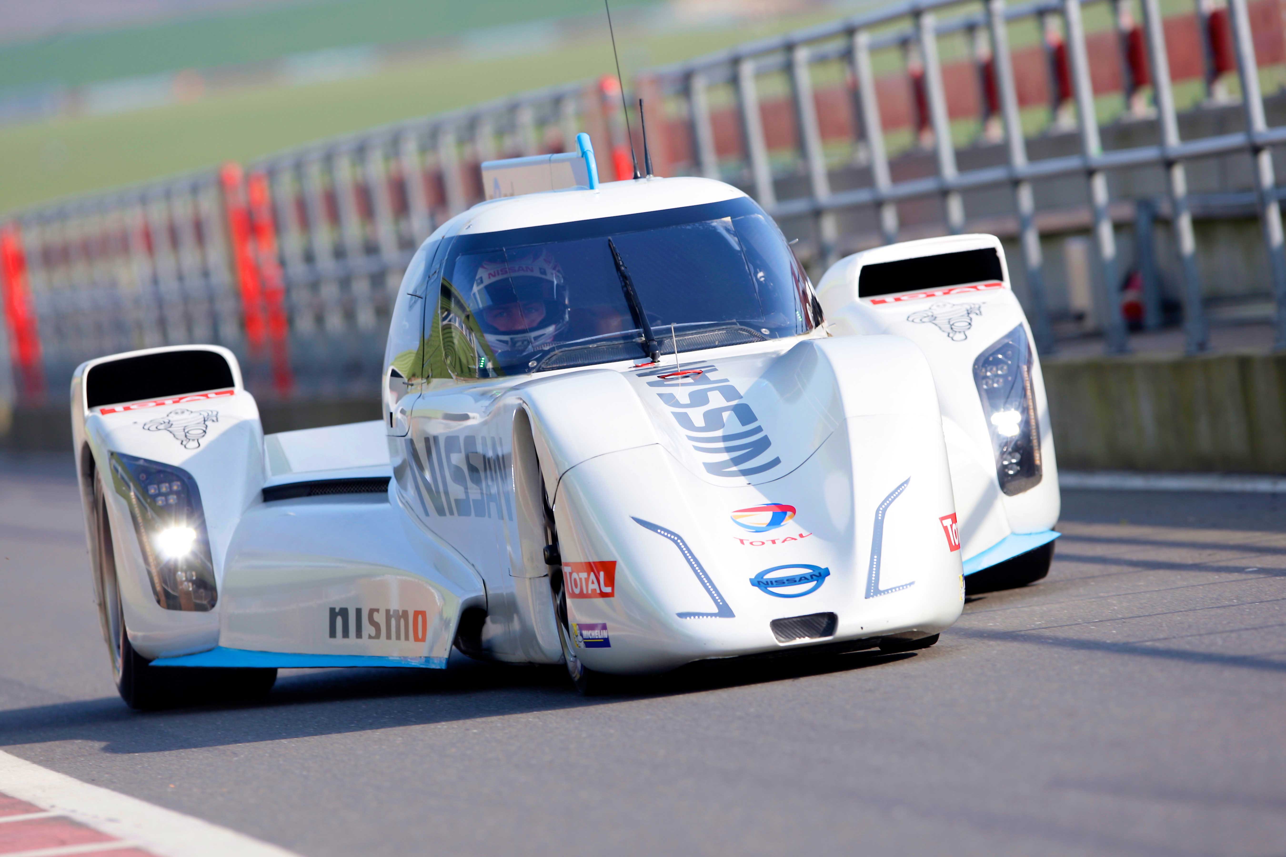 Nissan-GT-Academy-graduates-have-a-new-set-of-buttons-to-push 2