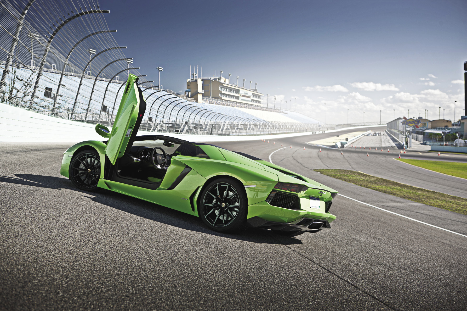 Driven:2013 Lamborghini Aventador Roadster