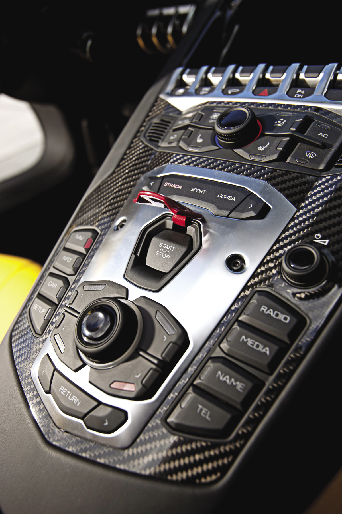 Driven:2013 Lamborghini Aventador Roadster