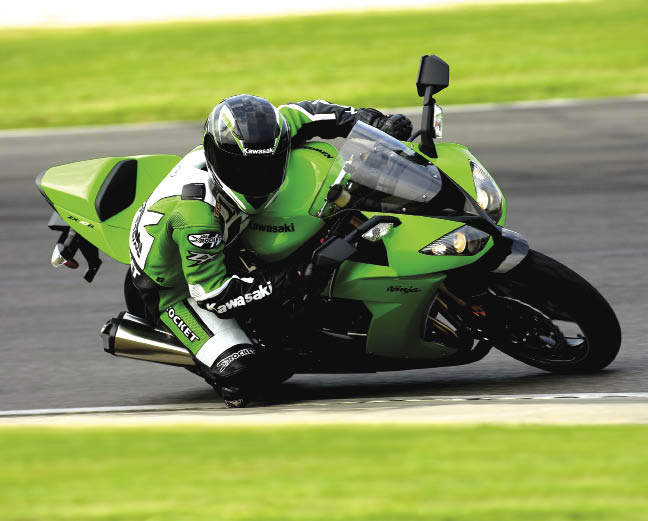 en_ZX-10R_action_12034_opt