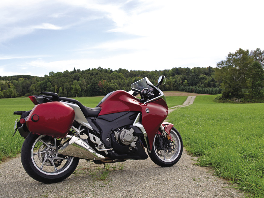 2010 Honda VFR1200FA. Photo by Uwe Wachtendorf