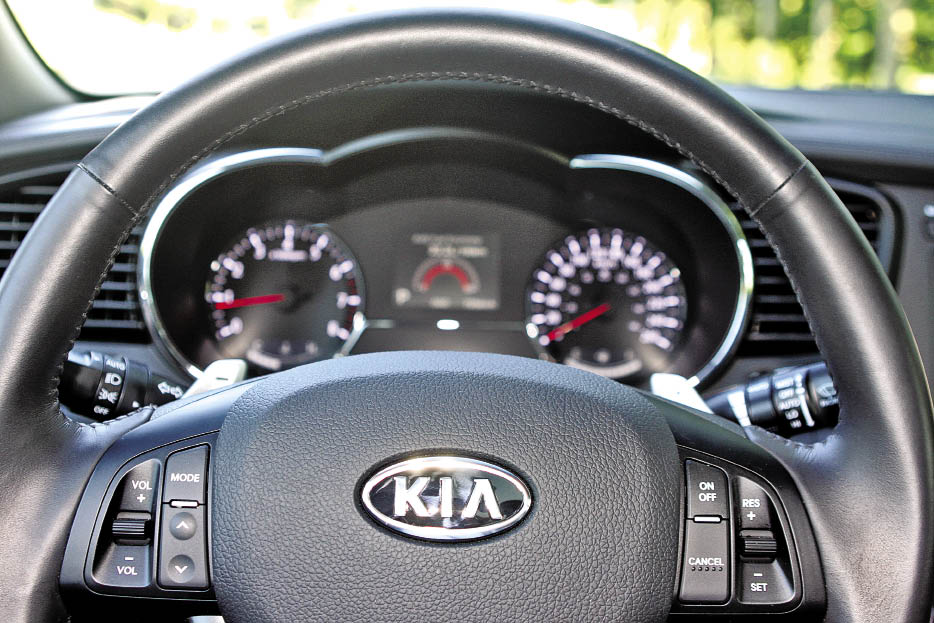 2011_Kia_Optima_8