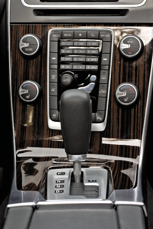 2011_Volvo_S60_10