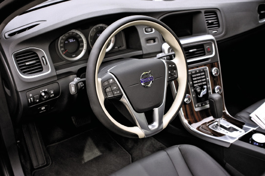 2011_Volvo_S60_7