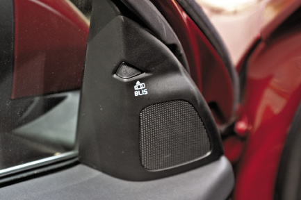 2011_Volvo_S60_8